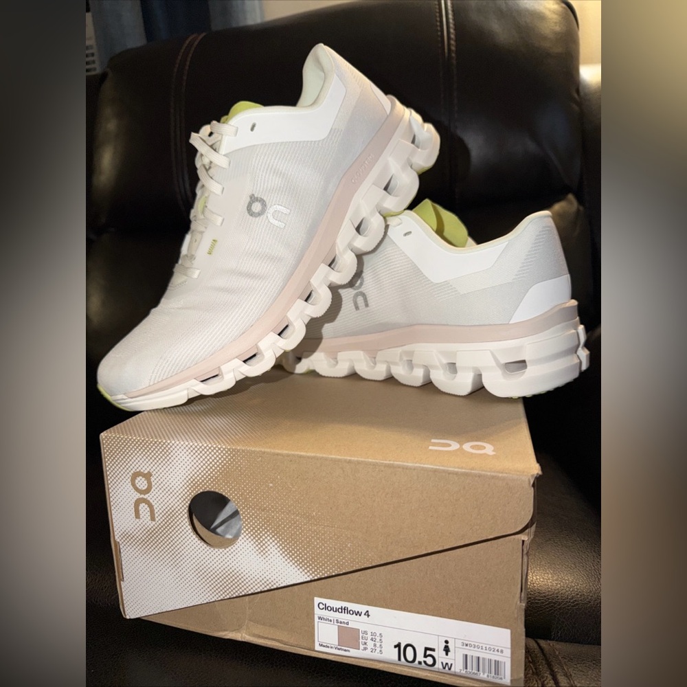 Women’s ON Cloudflow 4 White Sand Size 10.5 New In The Box